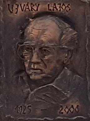 Ujváry Lajos festőművész kerámia portréja Varga Gábor szobrászművész alkotása